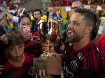 El brasileño había brillado en el Werder Bremen en sus primeros años en la Bundesliga, pero su estrella se fue apagando con el paso de los años y no dio el salto en la Juventus. Un jugador con muchísima calidad, pero al que le faltaba continuidad. A su vuelta a Alemania no volvió a ser el mismo en el Wolfsburgo. Hasta llegar cedido en la temporada 2011-12 al Atlético. Con la llegada de Simeone destapó todo su talento como generador de juego, cerrando el triunfo en la final de la Europa League contra el Athletic con un golazo. El Atlético intentó quedarse con Diego, pero visto su rendimiento el Wolfsburgo no lo permitió. Su rendimiento volvió a caer hasta regresar al club rojiblanco cedido en enero de 2014 para tener un papel más secundario, pero levantando LaLiga. Luego jugaría en el Fenerbahce y actualmente con Filipe en el Flamengo.