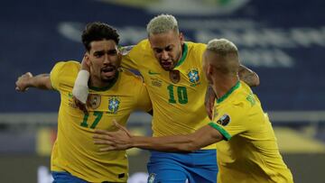 Lucas Paquet&aacute;, Neymar y Richarlison celebran la victoria de Brasil contra Chile.