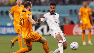 Doha (Qatar), 03/12/2022.- Daley Blind of the Netherlands in action against Jesus Ferreira (R) of the US during the FIFA World Cup 2022 round of 16 soccer match between the Netherlands and the USA at Khalifa International Stadium in Doha, Qatar, 03 December 2022. (Mundial de Fútbol, Países Bajos; Holanda, Estados Unidos, Catar) EFE/EPA/Rungroj Yongrit
