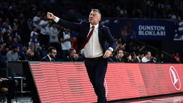 ISTANBUL, TURKEY - NOVEMBER 17: Sarunas Jasikevicius, Head Coach of FC Barcelona in action during the 2022/2023 Turkish Airlines EuroLeague Regular Season Round 8 match between Anadolu Efes Istanbul and FC Barcelona at Sinan Erdem Sports Hall on November 17, 2022 in Istanbul, Turkey. (Photo by Tolga Adanali/Euroleague Basketball via Getty Images)