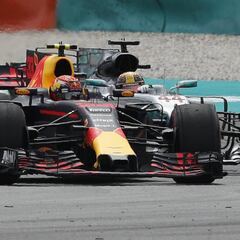 Verstappen arrasa en Malasia con Alonso 11º y Sainz fuera