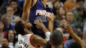 Gerald Green (14) taapona a LaMarcus Aldridge (12).