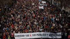 Miles de personas marchan contra el desmantelamiento de la Sanidad Pública, en la protesta bajo el lema 'Madrid se levanta y exige una Sanidad pública', hacia la plaza de Cibeles, a 12 de febrero de 2023, en Madrid (España). Asociaciones, colectivos y diferentes rostros de la cultura han animado a los ciudadanos a acudir a esta protesta,  que parte desde cuatro columnas, contra el modelo sanitario de la Comunidad madrileña, especialmente por la situación de Atención Primaria y las Urgencias Extrahospitalarias, que sustentan el sistema sanitario. La marcha apoya la huelga indefinida de los médicos en centros de atención 24 horas que arrancó el 7 de noviembre para denunciar el caos y la desprotección a la población de un plan de urgencia extrahospitalaria, puesto en marcha ‘sin personal suficiente’ para prestar el servicio.
12 FEBRERO 2023;SANIDAD PÚBLICA;MANIFESTACIÓN;MARCHA;MAREA BLANCA;CONCENTRACIÓN;MOVILIZACIÓN;ATENCIÓN PRIMARIA;CIBELES;PROTESTA;AYUSO;SANIDAD 100;
Alejandro Martínez Vélez / Europa Press
12/02/2023