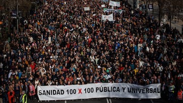 Miles de personas marchan contra el desmantelamiento de la Sanidad Pública, en la protesta bajo el lema 'Madrid se levanta y exige una Sanidad pública', hacia la plaza de Cibeles, a 12 de febrero de 2023, en Madrid (España). Asociaciones, colectivos y diferentes rostros de la cultura han animado a los ciudadanos a acudir a esta protesta,  que parte desde cuatro columnas, contra el modelo sanitario de la Comunidad madrileña, especialmente por la situación de Atención Primaria y las Urgencias Extrahospitalarias, que sustentan el sistema sanitario. La marcha apoya la huelga indefinida de los médicos en centros de atención 24 horas que arrancó el 7 de noviembre para denunciar el caos y la desprotección a la población de un plan de urgencia extrahospitalaria, puesto en marcha ‘sin personal suficiente’ para prestar el servicio.
12 FEBRERO 2023;SANIDAD PÚBLICA;MANIFESTACIÓN;MARCHA;MAREA BLANCA;CONCENTRACIÓN;MOVILIZACIÓN;ATENCIÓN PRIMARIA;CIBELES;PROTESTA;AYUSO;SANIDAD 100;
Alejandro Martínez Vélez / Europa Press
12/02/2023