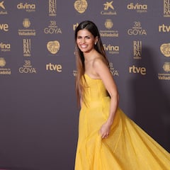Sara Sálamo sorprende en los Goya: vestido de gala… con Converse