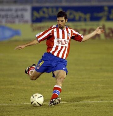 Jugó con el Sevilla y su filial desde 1996 hasta 1999. Vistió la camiseta del Atlético de Madrid entre 2004 y 2006.