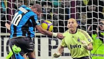 <b>GOL ILEGAL. </b>Adriano golpeó claramente el balón con el brazo antes de superar a Abbiati. Era el 1-0 y el árbitro lo dio por válido.