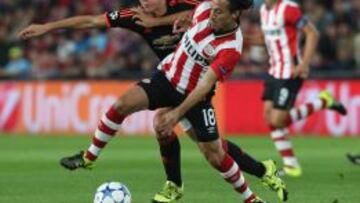 Andr&eacute;s Guardado pelea el bal&oacute;n en el partido de champions contra Manchester United.