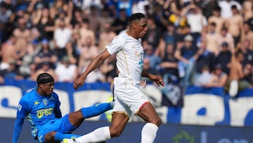 Empoli (Italy), 06/04/2025.- Cagliaris defender Yerry Mina (R) in action against Empoli's forward Christian Kouame (L) during the Italian Serie A soccer match Empoli FC vs Cagliari Calcio at Carlo Castellani Stadium in Empoli, Italy, 06 April 2025. (Italia) EFE/EPA/CLAUDIO GIOVANNINI