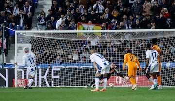 1-2. Juan Cruz, desde los once metros, lanza al lado izquierdo de Andriy Lunin superando su estirada.