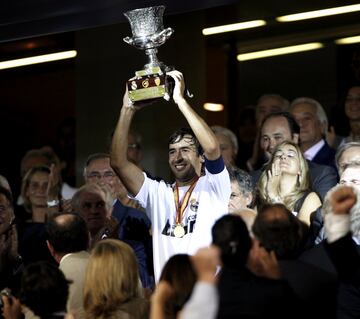 Ambicioso por antonomasia, guerrero desde que saltaba al terreno de juego, carácter forjado desde niño, Raúl González Blanco se convirtió en el estandarte de un Madrid de finales de siglo y comienzos de otro: debutó en octubre de 1994 y se marchó al Schalke alemán en el verano de 2010. Dejaba atrás un reguero de sudor, compromiso, ardor guerrero y ansia por ser campeón. Tras jugar 741 partidos y marcar 323 goles decidió irse a probar otras culturas futbolísticas: jugó en Alemania, Catar y Estados Unidos. De blanco ganó seis Ligas, tres Champions League, dos Copas Intercontinentales, una Supercopa de Europa y otras cuatro de España.