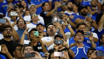 AMDEP3061. SAN SALVADOR (EL SALVADOR), 08/09/2025.- Aficionados de El Salvador asisten este lunes, a un partido por las eliminatorias a la Copa Mundial 2026 entre El Salvador y Surinam en el estadio Cuscatlán en San Salvador (El Salvador). EFE/ Rodrigo Sura