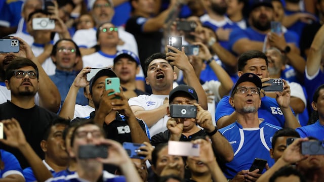 AMDEP3061. SAN SALVADOR (EL SALVADOR), 08/09/2025.- Aficionados de El Salvador asisten este lunes, a un partido por las eliminatorias a la Copa Mundial 2026 entre El Salvador y Surinam en el estadio Cuscatlán en San Salvador (El Salvador). EFE/ Rodrigo Sura