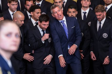 El secretario de Transporte de EE. UU., Sean Duffy, se toma fotos con el capitán del Inter Miami CF, Lionel Messi.