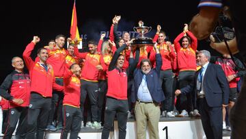 Los integrantes de la selección española celebran la victoria de España en el medallero en los Mundiales de Pelota celebrados en Biarritz.