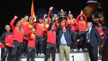Los integrantes de la selecci¨®n espa?ola celebran la victoria de Espa?a en el medallero en los Mundiales de Pelota celebrados en Biarritz.
