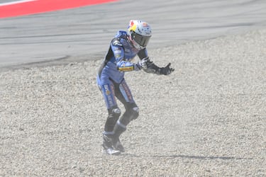 Álex Márquez mostró gestos de rabia tras la caída, aunque no sufrió daños físicos.