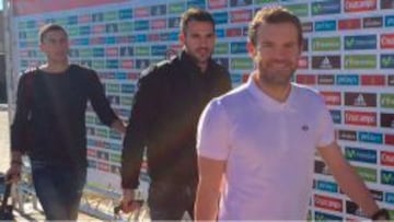 Mata, Mario y De Marcos llegando a la Ciudad del Fútbol de las Rozas.