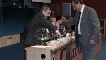 <b>SUERTE. </b>Ayer se sortearon las fases de ascenso en la sede de la FEF.