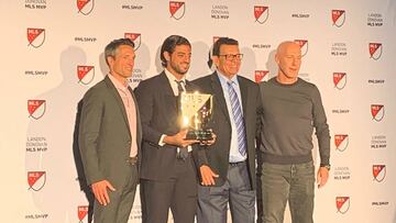 El mexicano superó a Zlatan Ibrahimovic y Josef Martínez, siendo el mejor jugador de la temporada, recibiendo el MVP del año de la MLS