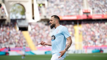 BARCELONA, 19/04/2025.- El delantero del Celta de Vigo Borja Iglesias celebra después de marcar el segundo gol de su equipo ante el FC Barcelona durante el partido de la jornada 32 de LaLiga EA Sports que FC Barcelona y Celta de Vigo disputan este sábado en el estadio olímpico Lluís Companys en Barcelona. EFE/ Alberto Estevez