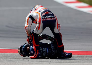 El piloto de Honda se acercó a Oliveira para saber el estado del piloto portugués.