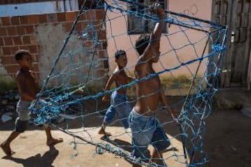 Varios niños juegan al fútbol en un barrio pobre de Olinda, a unos 18 km de Recife, en el noreste de Brasil, durante el Mundial de Brasil 2013 torneo de fútbol FIFA Confederaciones. El centro histórico de Olinda está catalogado como Patrimonio de la Humanidad por la UNESCO.