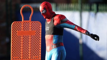 Vardy lleg&oacute; disfrazado de spiderman 