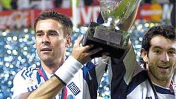 <b>TRIUNFADOR. </b>Tsiartas levanta la Copa ganada en Portugal.