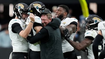LAS VEGAS, NEVADA - NOVEMBER 02: Cam Little #39 of the Jacksonville Jaguars celebrates with his team after making a field goal during the second quarter in the game against the Las Vegas Raiders at Allegiant Stadium on November 02, 2025 in Las Vegas, Nevada. Candice Ward/Getty Images/AFP (Photo by Candice Ward / GETTY IMAGES NORTH AMERICA / Getty Images via AFP)