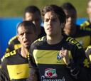 Kaká se entrena con el grupo en la última sesión de Brasil antes de viajar