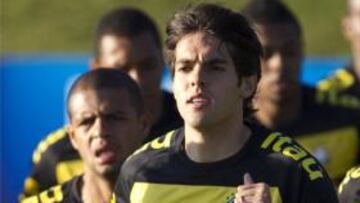 Kaká se entrena con el grupo en la última sesión de Brasil antes de viajar