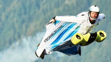 El piloto austr&iacute;aco de wingsuit Peter Salzmann volando con el nuevo traje de alas con motor el&eacute;ctrico de BMX i y Designworks, sobre las monta&ntilde;as de Austria. 