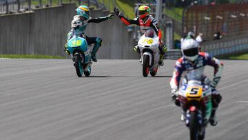 Joan Mir y Marcos Ram&iacute;rez se saludan tras la carrera con Fenati lament&aacute;ndose en primer plano.