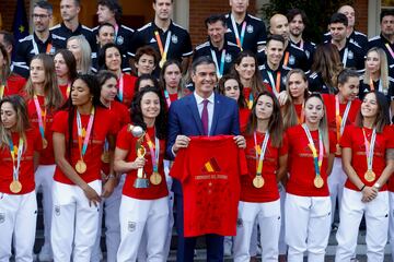 La visita de las campeonas del mundo a Pedro Sánchez en imágenes