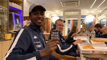 Biniam Girmay, durante la celebraci&oacute;n de su victoria en la Gante-Wevelgem.