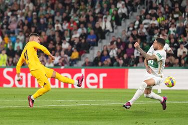 0-4. Robert Lewandowski asiste en el medio del campo a Ferran Torres. El delantero valenciano controla, avanza y desde la frontal del área lanza un zurdazo para colocar el balón al palo izquierdo de Edgar Badía y colocar el cuarto gol en el marcador.