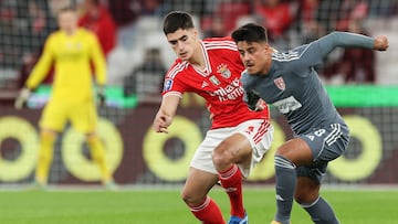Lisbon (Portugal), 21/12/2023.- Benfica player Antonio Silva (L) in action against AVS player Bernardo Martins during their Portuguese Cup soccer match, held at Luz Stadium, in Lisbon, Portugal, 21 December 2023. (Lisboa) EFE/EPA/TIAGO PETINGA