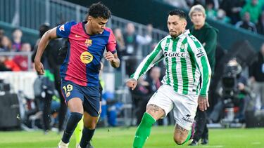 Lamine Yamal (i) disputa un balón con el delantero argentino del Betis Chimy Ávila.