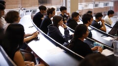 Estudiantes en un aula el primer día de los exámenes de selectividad, en la UPF Ciutadella, a 4 de junio de 2024, en Barcelona, Catalunya (España). Un total de 42.535 estudiantes se presentan desde hoy hasta el jueves 6 de junio a las pruebas de la Selectividad 2024, 816 más que en 2023, cuando eran 41.719, y se produce "récord en alumnos matriculados" por tercer año consecutivo. Este año se vuelve a repetir la elección previa del idioma de las pruebas, de manera que el primer día de la Selectividad los aspirantes rellenan un formulario y eligen si quieren recibir los enunciados en catalán o en castellano.
04 JUNIO 2024;SELECTIVIDAD;CATALUNTA;ACCESO;UNIVERSIDAD;ESTUDIANTES
Kike Rincón / Europa Press
04/06/2024