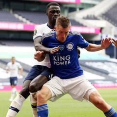 Davinson juega su mejor partido y los hinchas lo reconocen