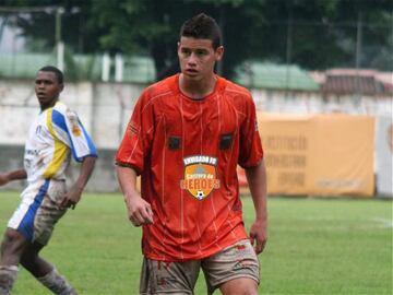 El Envigado le dio su primera oportunidad como profesional a los 14 años, por lo que se tuvo que mudar a Meellín para ayudar al club naranja a ascender a la Primera Divisón.