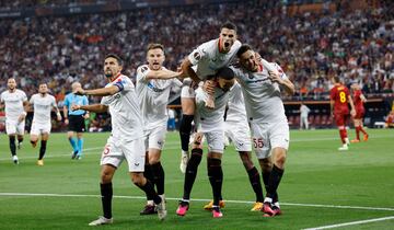 1-1. Los jugadores del Sevilla celebran el primer gol que anota Ginaluca Mancini en propia puerta en el minuto 54.