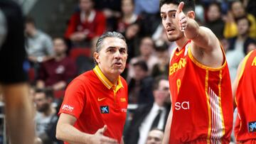 Riga (Latvia), 22/02/2019.- Spain&#039;s head coach Sergio Scariolo (L) talks to Edgar Vicedo (R) during the FIBA Basketball World Cup 2019 qualifying match between Latvia and Spain in Riga, Latvia, 22 February 2019. (Baloncesto, Letonia, Espa&ntilde;a) EFE/EPA/TOMS KALNINS