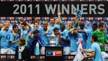 <b>CAMPEONES. </b>La plantilla del Manchester City celebra la conquista de la FA Cup tras ganar al Stoke en la final por 1-0.