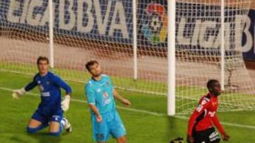 <b>REMONTADA. </b>La defensa del Levante se lamenta mientras Pereira celebra el primer tanto con el que iban a darle la vuelta al marcador.