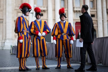 Guardias suizos en la Plaza de San Pedro, el día del traslado del ataúd del Papa Francisco, donde será transportado dentro de la Basílica, en el Vaticano.