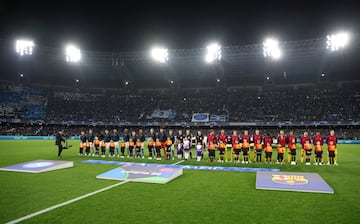 Formación de los equipos del Nápoles y Barcelona.