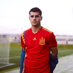 Spain unveil new Russia 2018 playing shirt and training kit