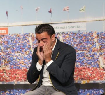 Xavi Hernández ha recibido un emotivo homenaje más, tras anunciar su marcha del Barcelona, en un acto institucional.